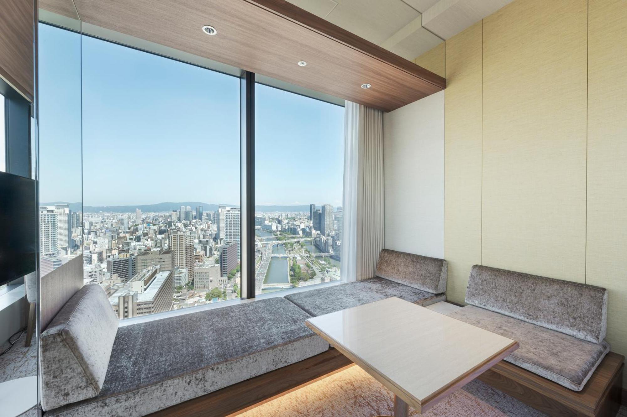 Candeo Hotels Osaka The Tower Exterior foto A room at the hotel
