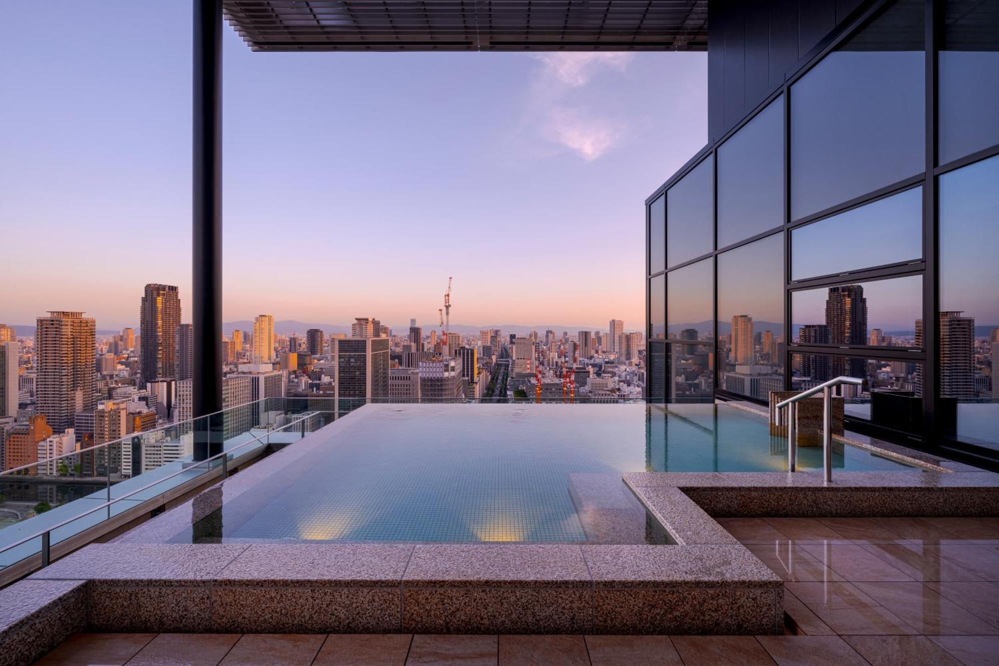 Candeo Hotels Osaka The Tower Exterior foto A rooftop onsen in Tokyo